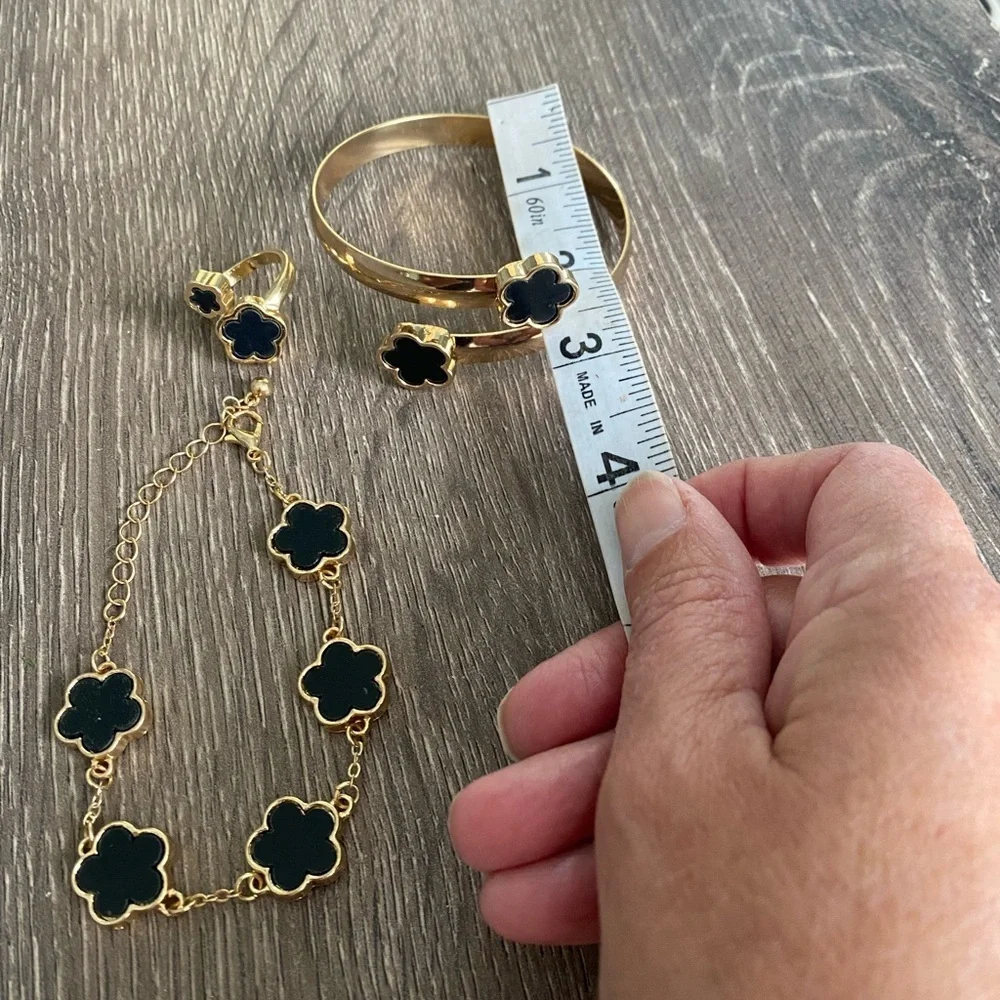 Elegant Black and Gold Clover  Floral Jewelry Set - Picture 6 of 11